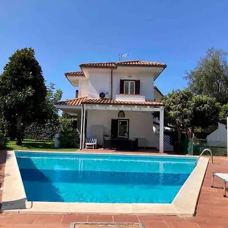 Eleonora Con Piscina Privata A Villa Sabaudia
